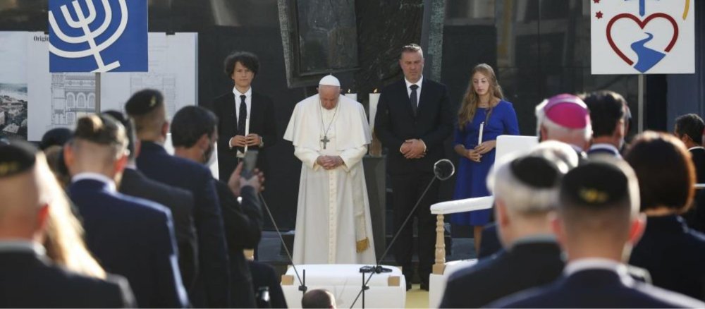 Papst Franziskus vor dem Holocaust-Denkmal in Bratislava