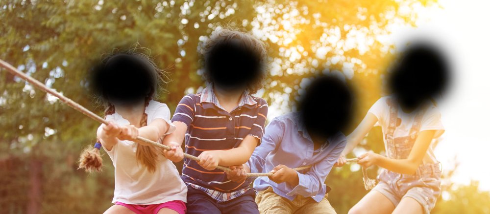 Geschwärzte spielende Kinder
