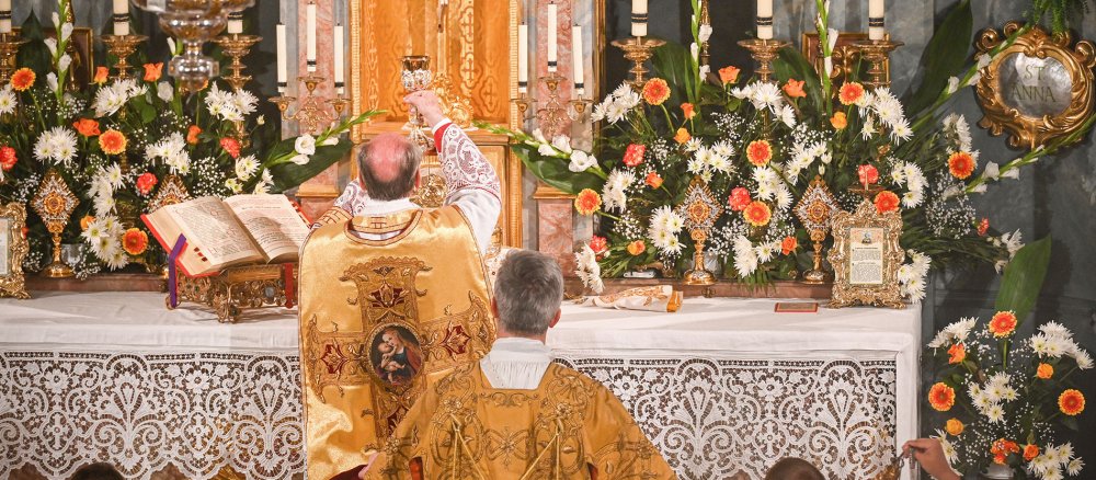 Vitus Huonder, emeritierter Bischof von Chur, steht vor dem Hochaltar und erhebt den Kelch bei einem Pontifikalamt in der Prioratskirche Mariä Himmelfahrt der Priesterbruderschaft St. Pius X.