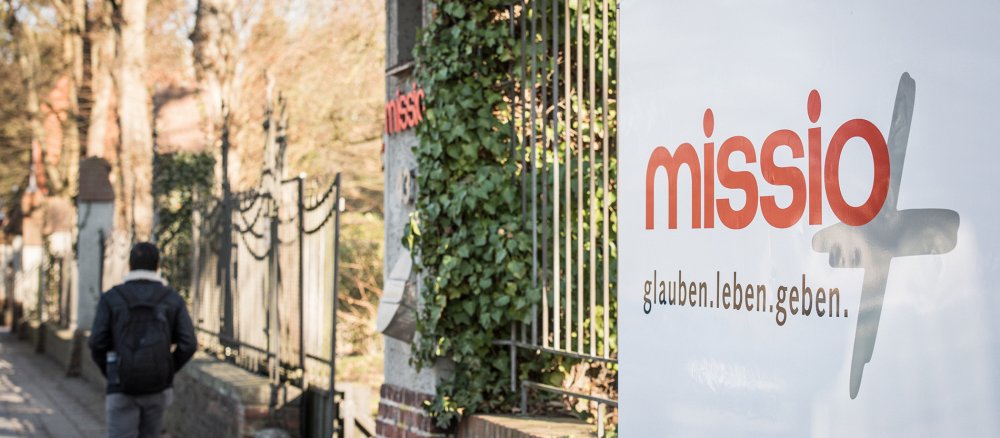 Logo von missio, Internationales Katholisches Missionswerk, am Eingang des Sitzes in Aachen.