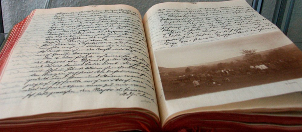 Klassisches Ausstellungsstück im Deutschen Tagebucharchiv in Emmendingen: Tagebuch mit eingeklebtem Foto.