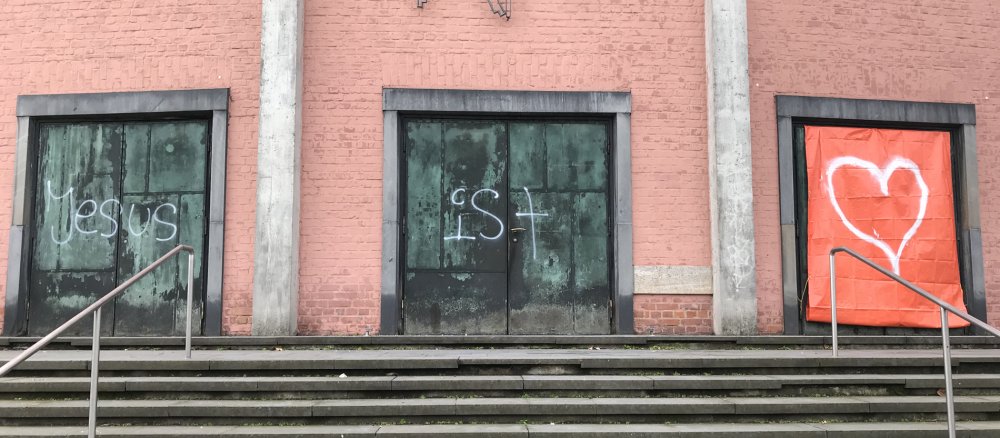 Drei Kirchentüren mit Graffitis darauf