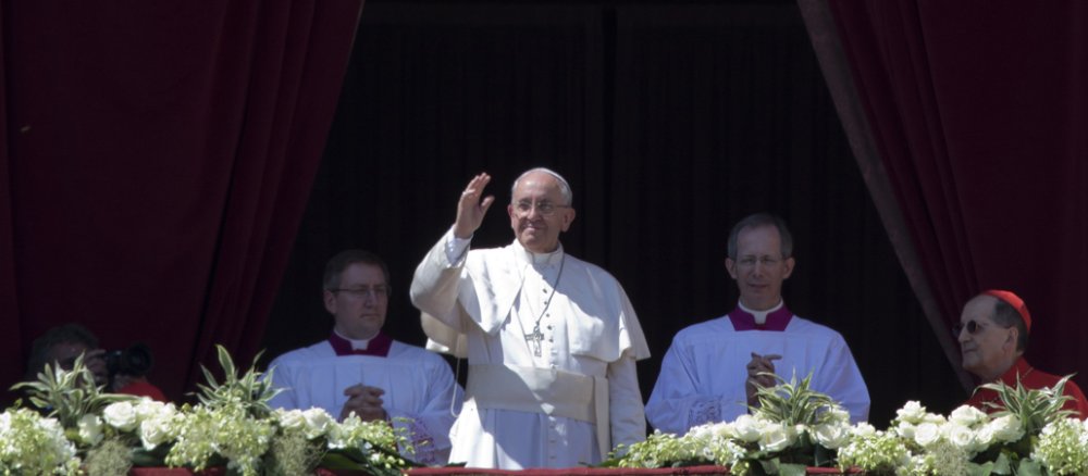 Der weißgekleidete Papst mit einigen Mitarbeitern auf dem großen Balkon des Patersdoms.