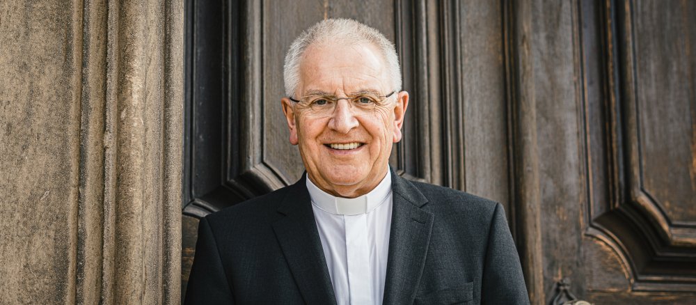 Bischof Heinrich Timmerevers vor der Tür der Dresdner Hofkirche