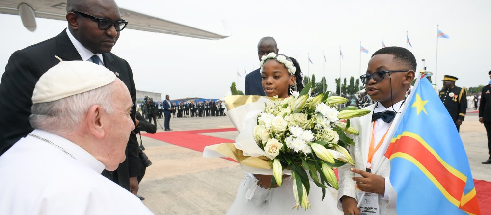 Papst Franziskus am Flughafen von Kinshasa (Demokratische Republik Kongo) mit Kindern.