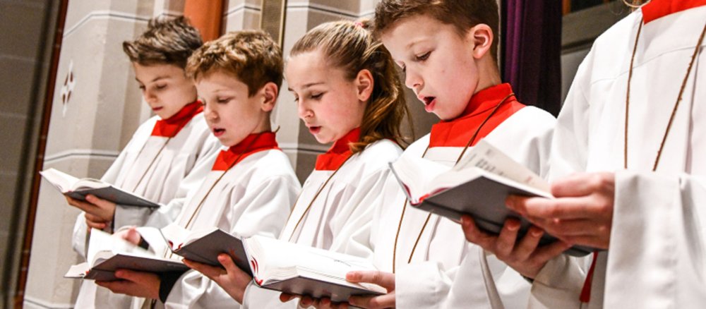 Ministranten singen im Gottesdienst