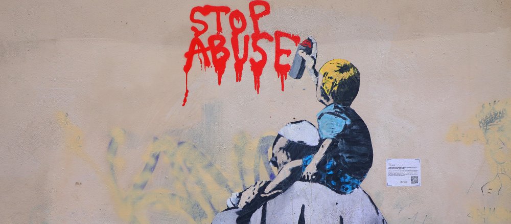 Papst-Graffito "Stop Abuse"