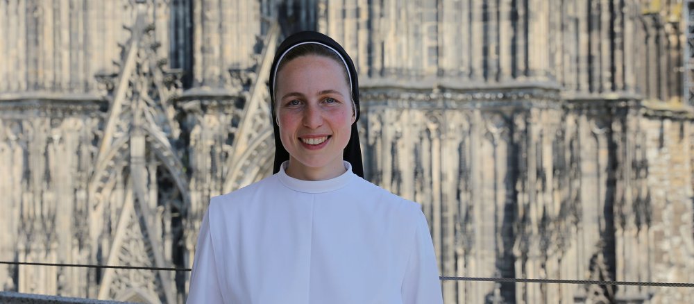 Sr. Clarita vor dem Kölner Dom