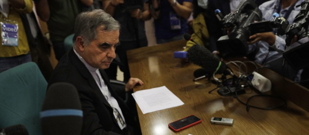 Angelo Becciu vor Journalisten