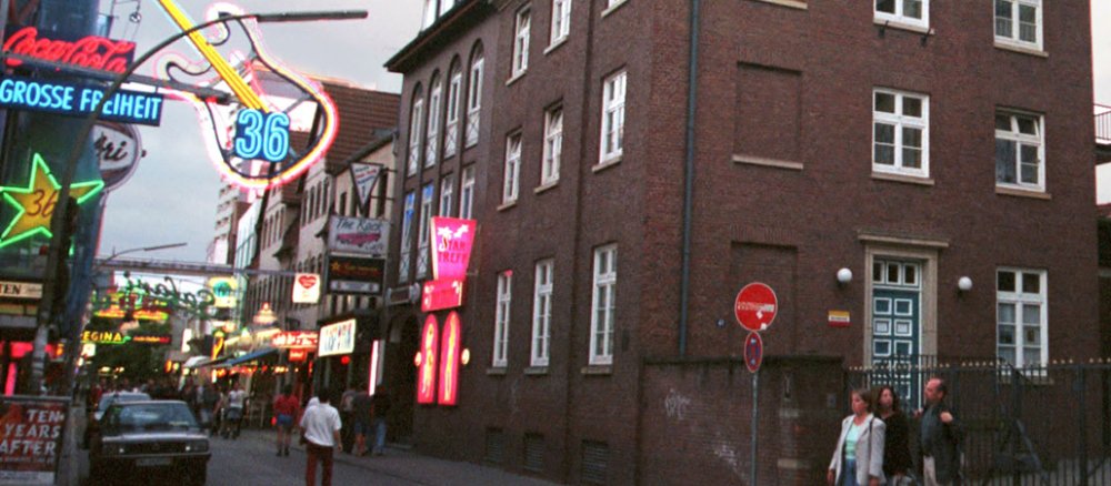 Leuchreklamen im Vergnügungsviertel entlang der Reeperbahn im Hamburger Stadtteil St. Pauli.