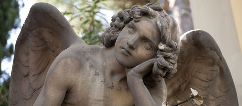 Weiblicher Steinengel auf einem Friedhof