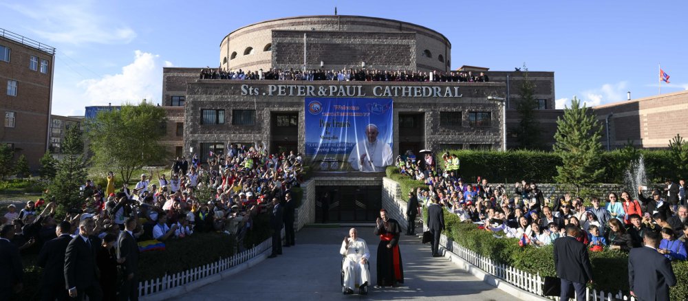 Papst Franziskus grüßt Besucher vor der Kathedrale Peter und Paul in Ulan Bator (Mongolei)