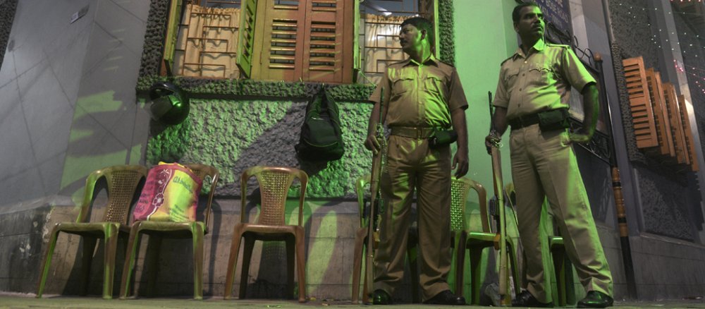 Zwei indische Polizisten vor einem Gebäude in Kalkutta.