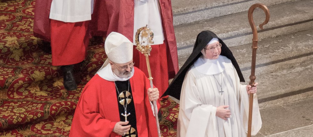 Äbtissin Maria Gabriela Hesse bei ihrer Benediktion in der Klosterkirche des Zisterzienserinnenklosters Sankt Marienstern.