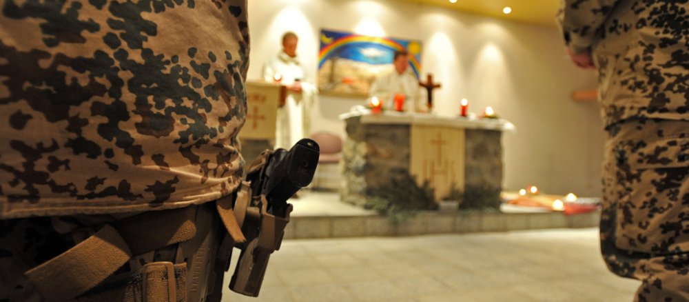 Soldaten nehmen an einem Gottesdienst teil.