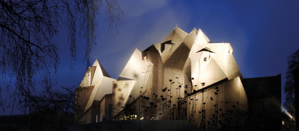 Der Nevigeser Mariendom wird nachts angestrahlt.
