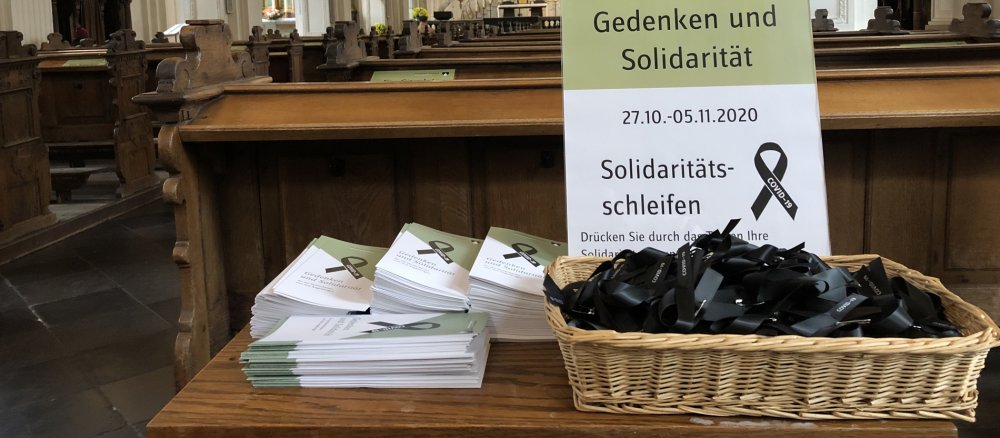 Schwarze Trauerschleifen als Zeichen der Solidarität mit Corona-Opfern.