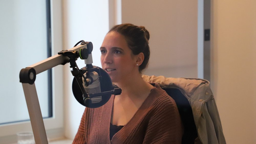Joana Drießen am Mikrofon