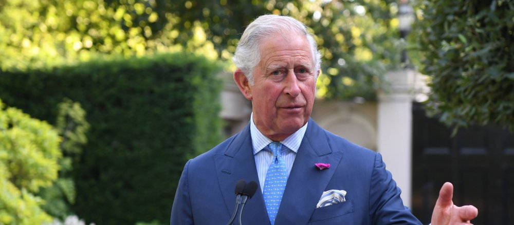 Prinz Charles spricht bei einem Empfang im Park eines Londoner Schlosses.