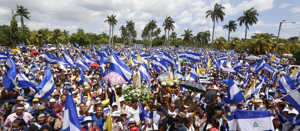 Demonstranten protestieren vor der Kathedrale von Managua gegen Nicaraguas Präsident Daniel Ortega.