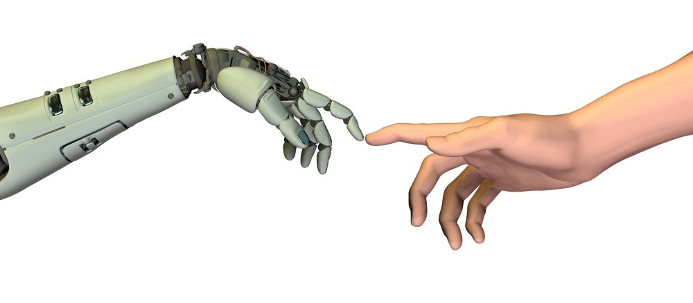 In Anlehnung an die Erschaffung Adams in Michelangelos Deckenfresko in der Sixtinischen Kapelle berühren sich ein Roboter und eine menschliche Hand.