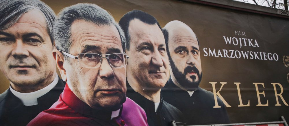 Ein Plakat für den Film "Kler" im polnischen Krakau.