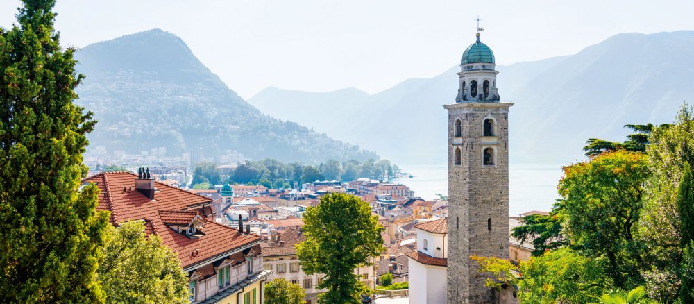 Kanton Tessin: Lugano, Blick in die Via Borghetto mit der Kathedrale San Lorenzo, Schweiz
