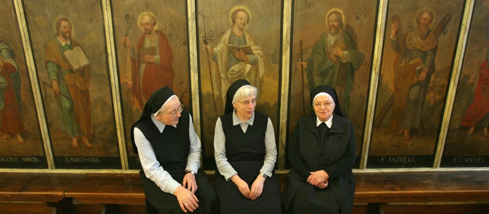 Im Refektorium des Ursulinenklosters in Erfurt sitzen drei Nonnen.