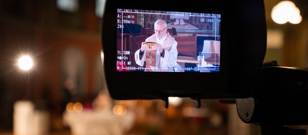 Das Display einer Kamera zeigt einen Priester bei der Probe für einen Gottesdienst, der wegen des Coronavirus ohne Besucher Live gestreamt wird.