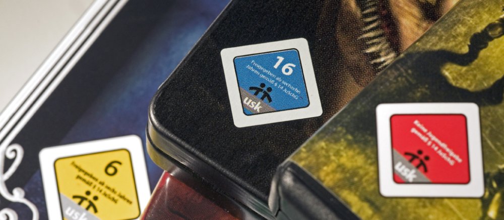 Bunte Aufkleber kennzeichnen die Altersfreigabe auf Computerspielen.
