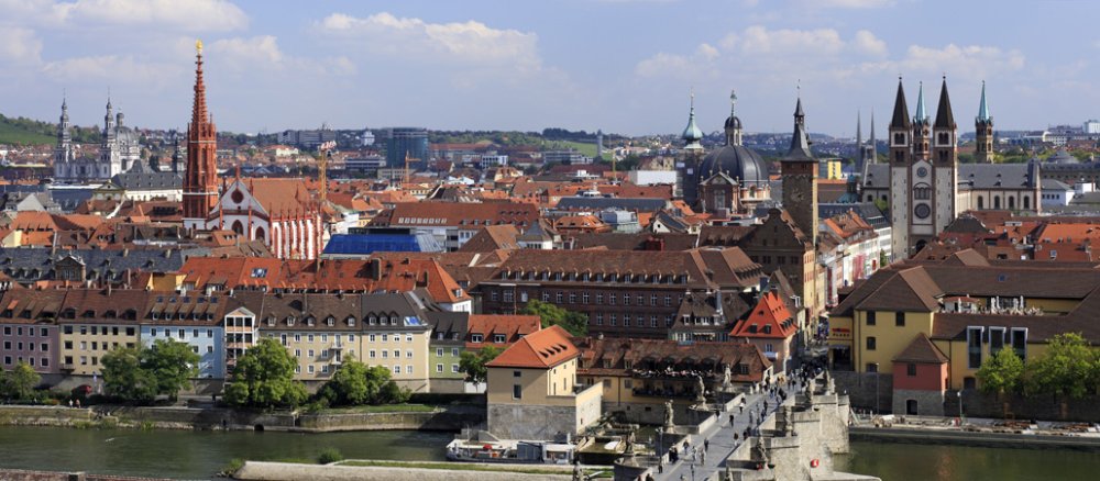 Stadtpanorama von Würzburg mit alter Mainbrücke und diversen Kirchtürmen.