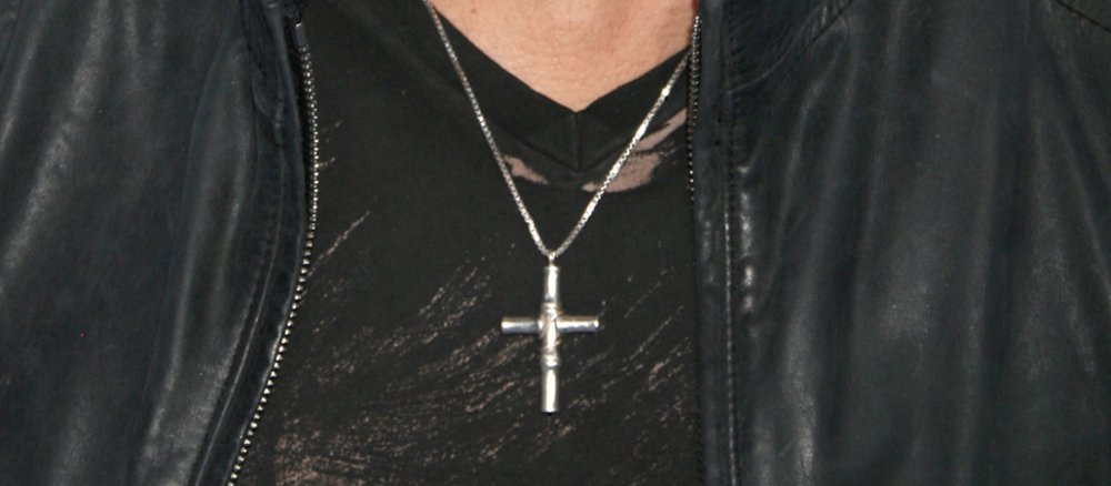 Ein Kreuz an einer Halskette.