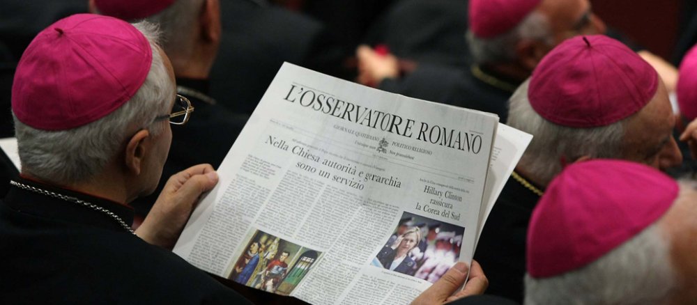 Ein Bischof liest den "Osservatore Romano".