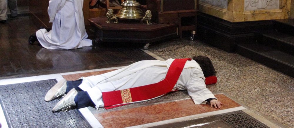 Eine alt-katholische Diakonin wird in einer Kirche in Rom zur Priesterin ordiniert.