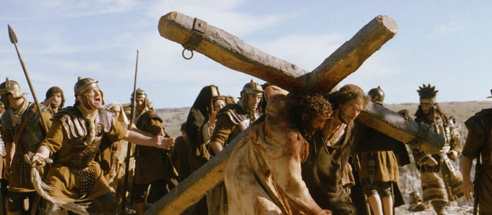 Szenenbild: Josef von Arimathäa hilft Jesus das Kreuz zu tragen