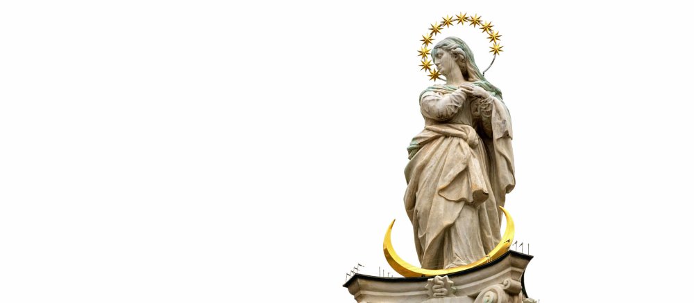 Eine Madonnenstatue mit goldener Mondsichel
