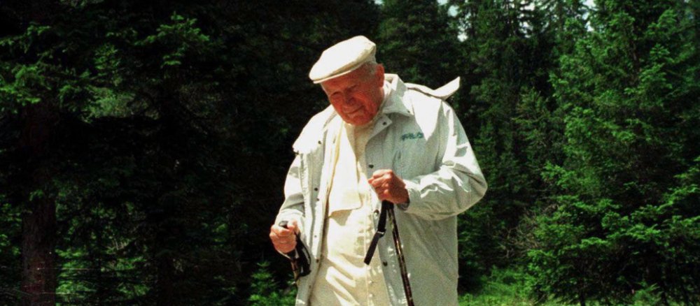 Papst Johannes Paul II. beim Wandern im Urlaub.