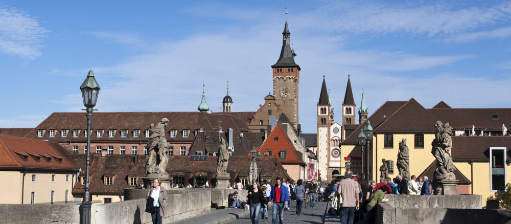 Alte Mainbrücke in Würzburg mit Blick auf das Rathaus und den Dom St. Kilian.
