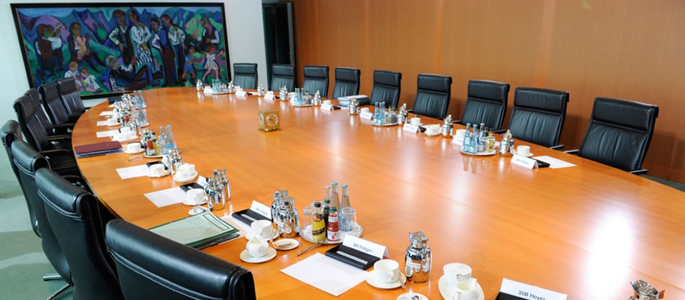 Der ovale Tisch vor der Sitzung des Kabinetts im Bundeskanzleramt in Berlin.