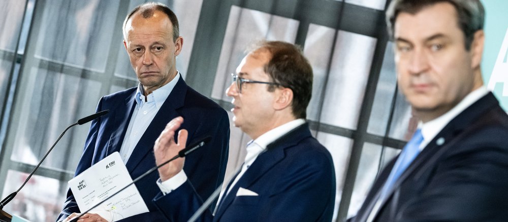 Friedrich Merz, Alexander Dobrindt und Markus Söder (von links nach rechts) auf einem Podium