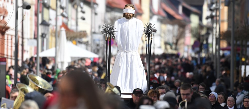 Gläubige tragen bei der Palmsonntagsprozession in Heiligenstadt die Darstellung "Erniedrigung"