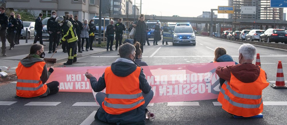 Demonstranten der Gruppe "Aufstand der letzten Generation" auf einer Straße