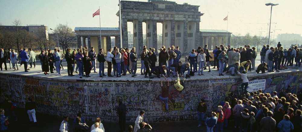 Berliner besetzen die Mauer im November 1989.