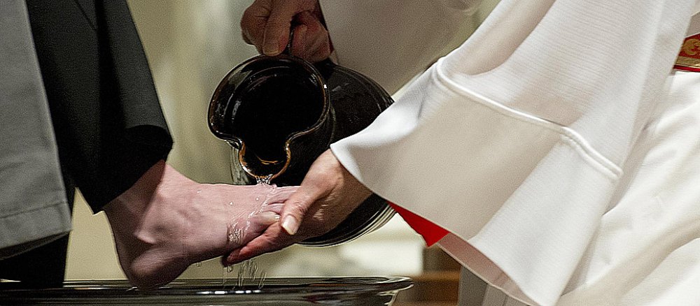 Eine traditionelle Fußwaschung an Gründonnerstag.