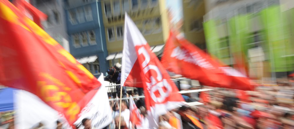 1. Mai Kundgebung mit Fahnen des Deutsche Gewerkschaftsbunds.
