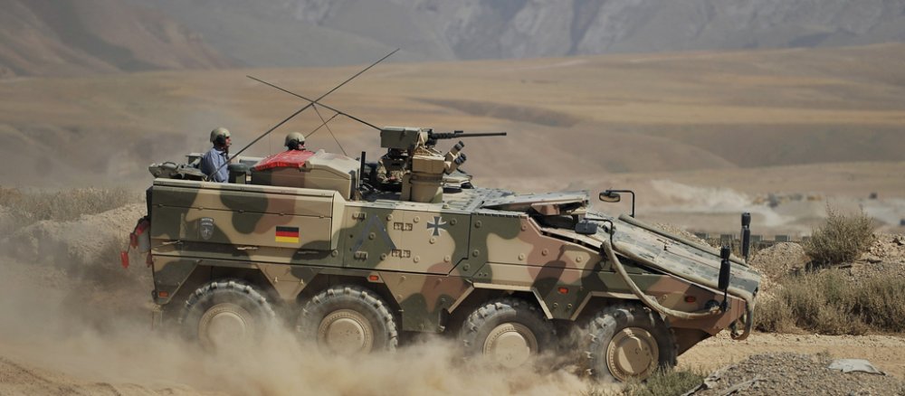 Ein deutscher Radpanzer vom Typ "Boxer" fährt durch Afghanistan.