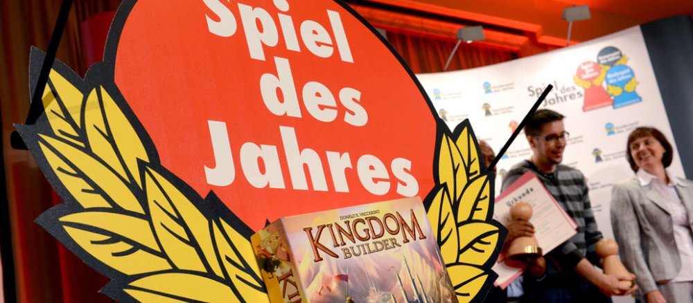 Jedes Jahr vergibt die Jury die Auszeichnung "Spiel des Jahres". Dieses Zertifikat steht auf den Spieledeckeln zur Orientierung.