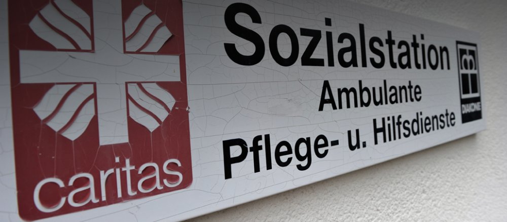 Das Schild der Sozialstation von Caritas und Diakonie, aufgenommen am 30.07.2012 in Königstein.