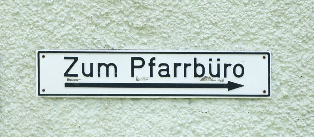 Wegweiser zum Pfarrbüro