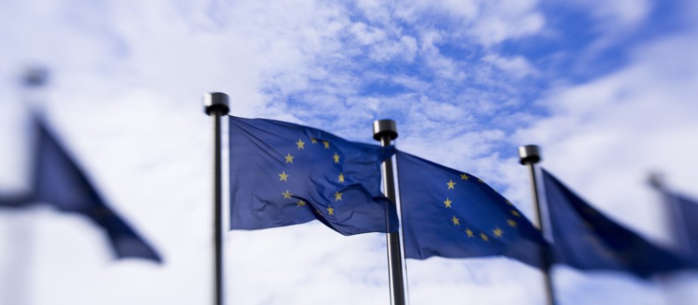 Die Flagge der Europäischen Union weht im Wind.